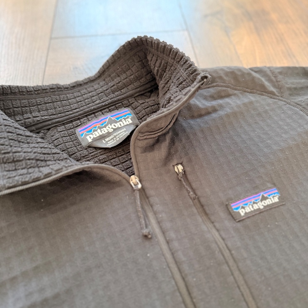 Patagonia R1 - Picture 2 of 4